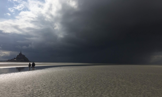 Ciel gris près du Mont Saint Michel ciel gris mont saint michel traversée pieds
