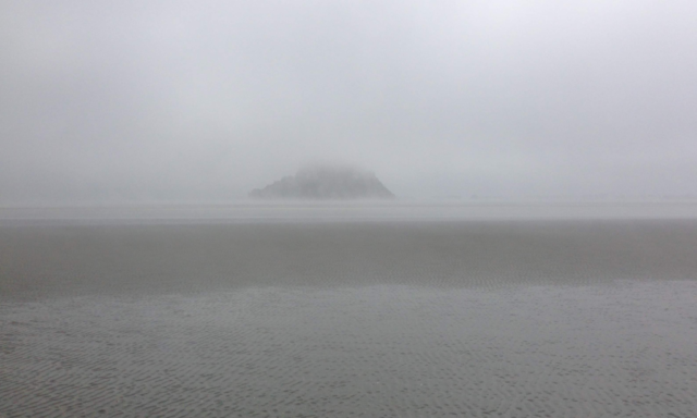 Le Mont Saint Michel dans le brouillard pieds mont saint michel brouillard