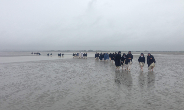 Traversée de la baie en groupe traversee baie mont saint michel pieds